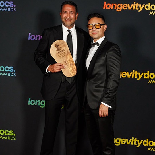 Dr. Darshan Shah receiving the Longevity Doctor of the Year 2025 award